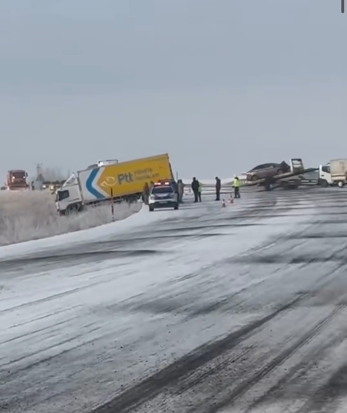 Kars'ta PTT kamyonu ile 2 otomobil çarpıştı