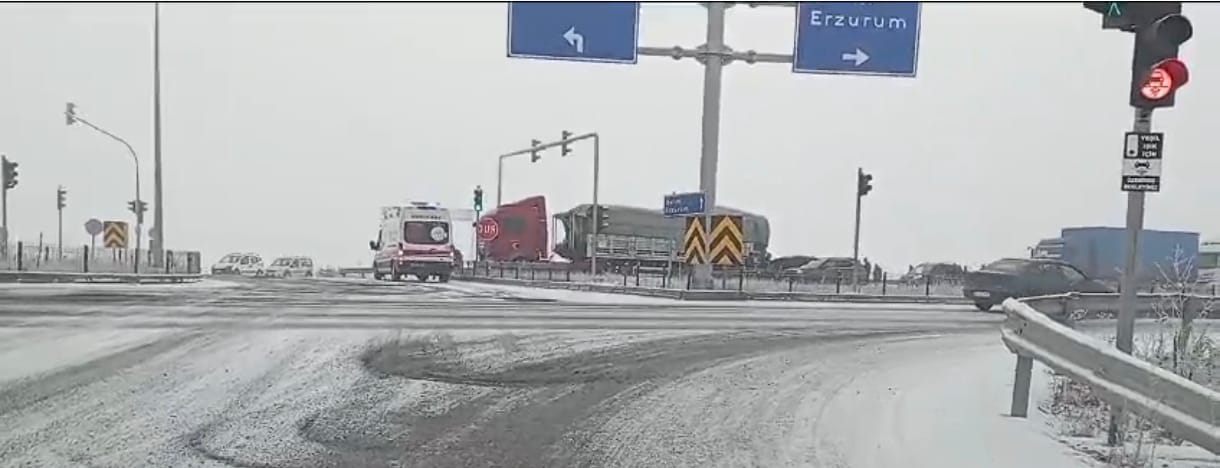 Kars'ta buzlanma kazaya neden oldu