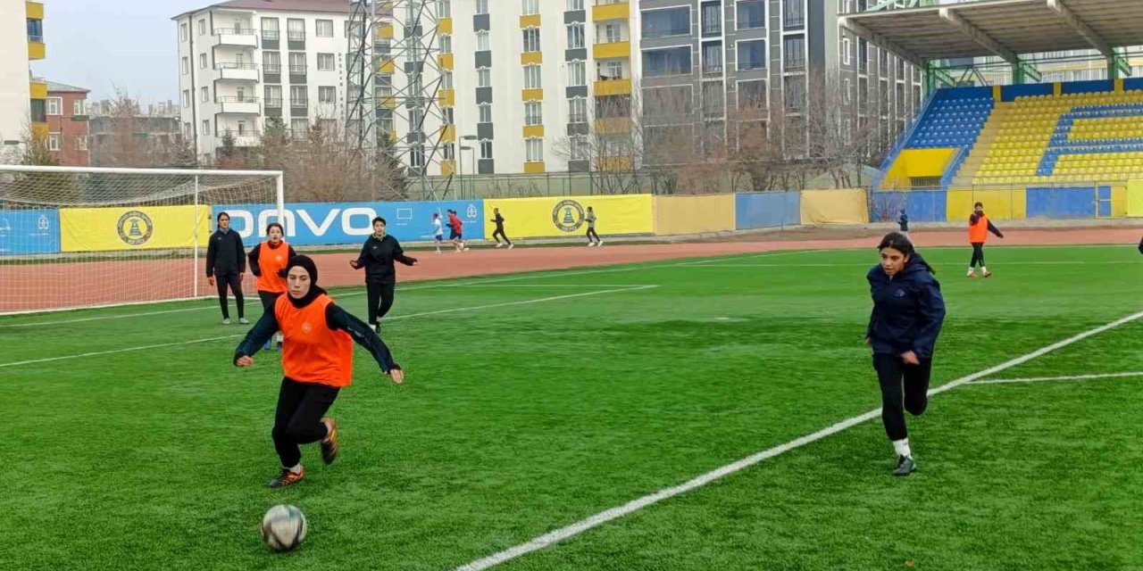 Ağrı’nın kadın futbolcuları dondurucu soğuklara meydan okuyor