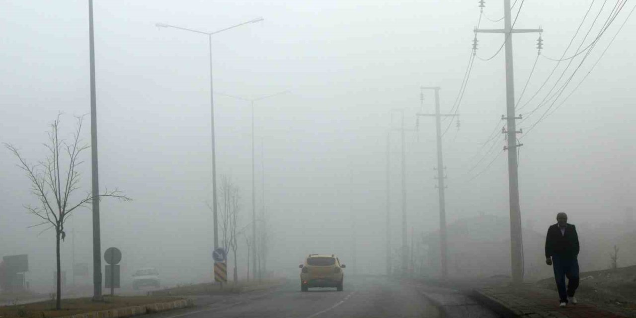 Erzincan’da sis etkisini sürdürdü