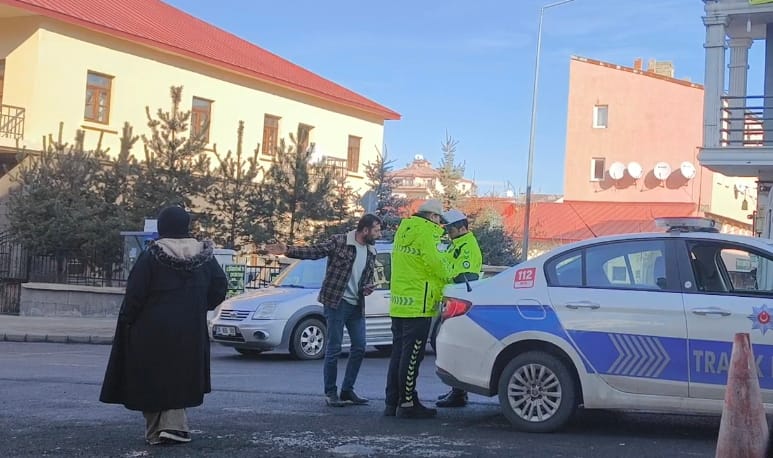 Kars’ta trafik polisi ile sürücü arasında "ceza" tartışması