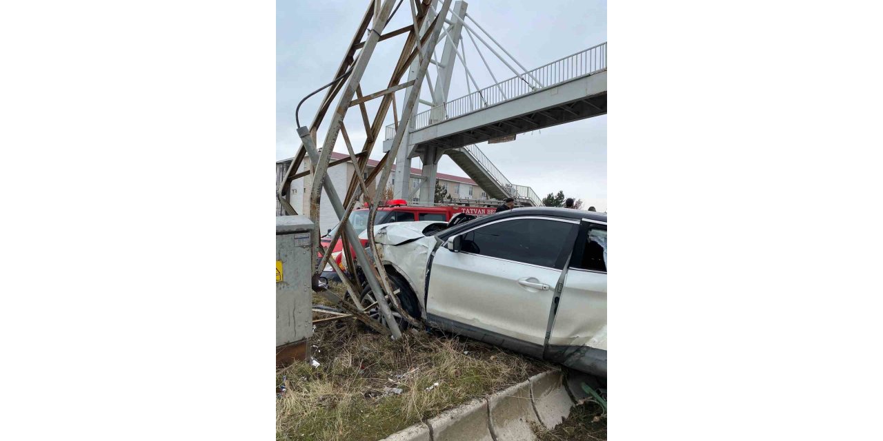 Tatvan’da otomobil direğe çarptı: 1 yaralı