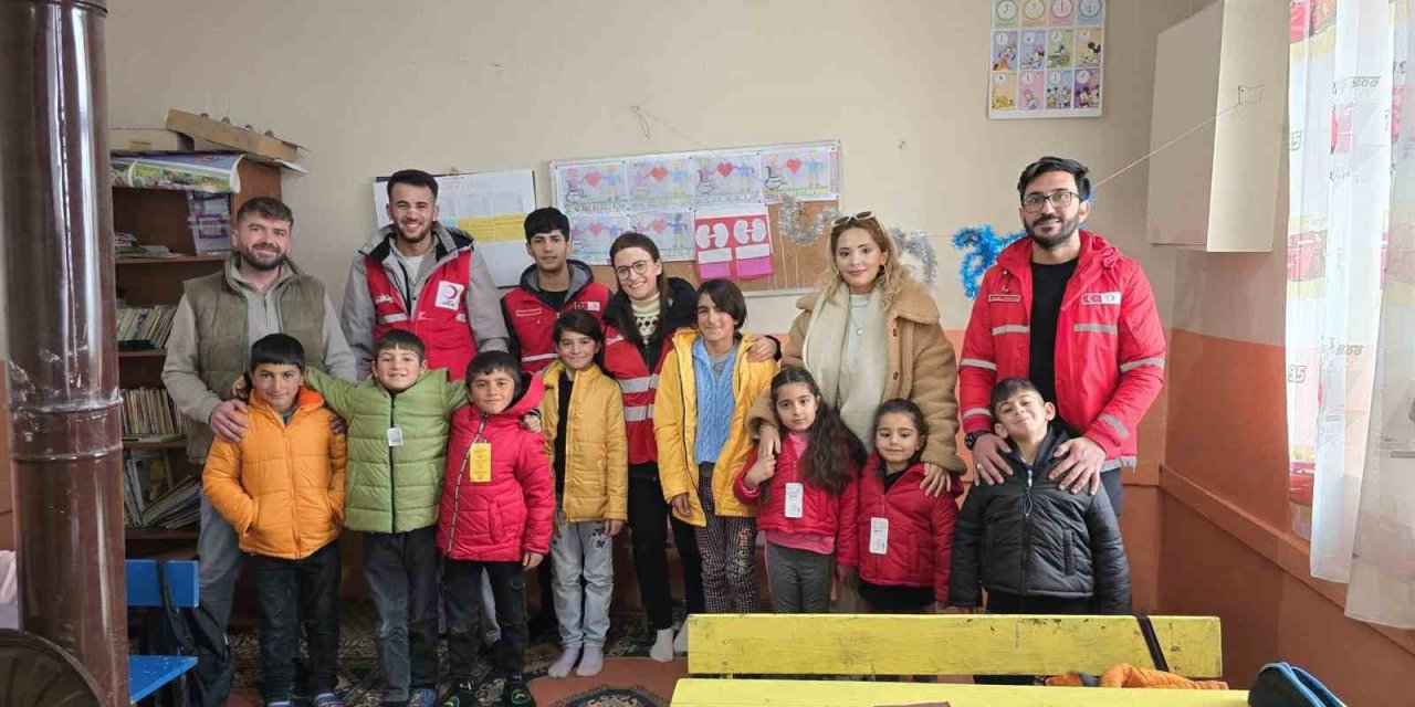 Diyadin Kızılay Şubesi yöneticileri köy ziyaretlerine devam ediyor