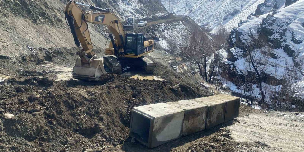 Hakkari’de köy yolları kışa hazırlanıyor