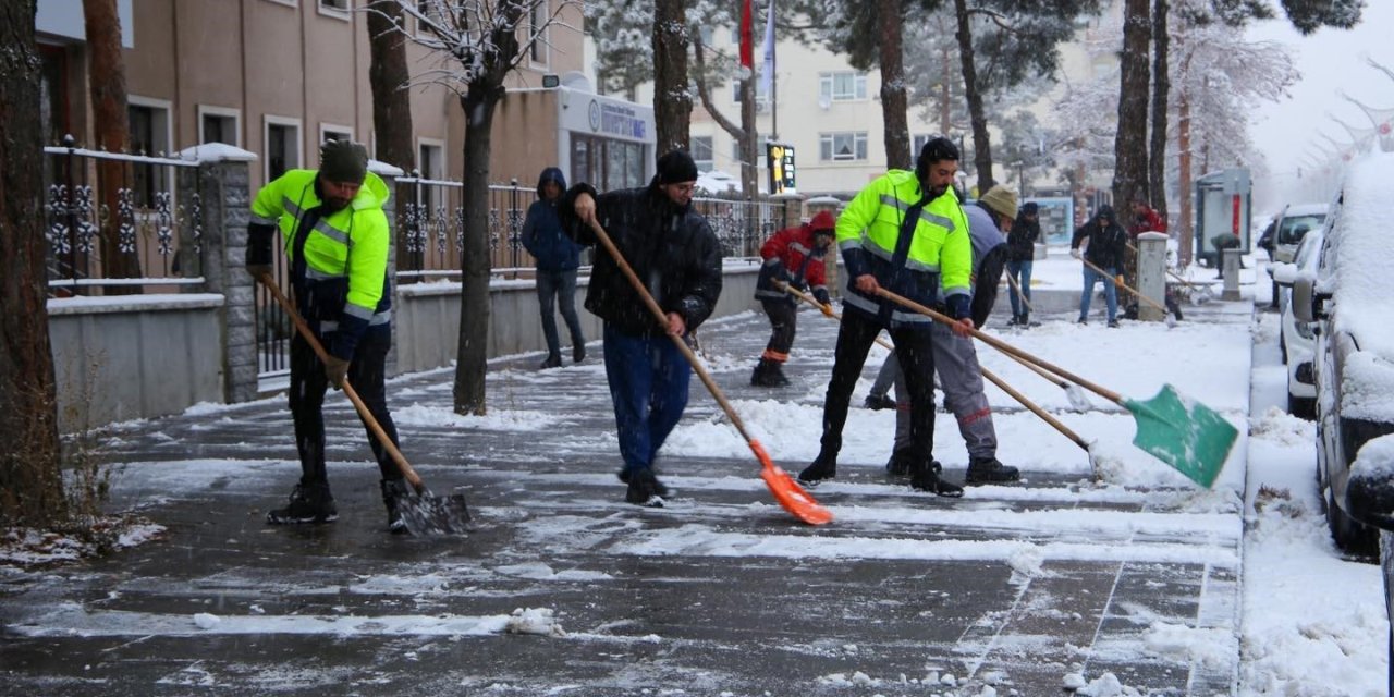 Erzincan şehir merkezinde karla mücadele devam ediyor