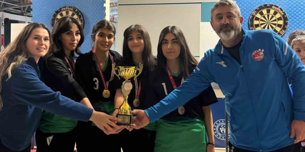 Tercan Anadolu Lisesi kız dart takımı birinci oldu