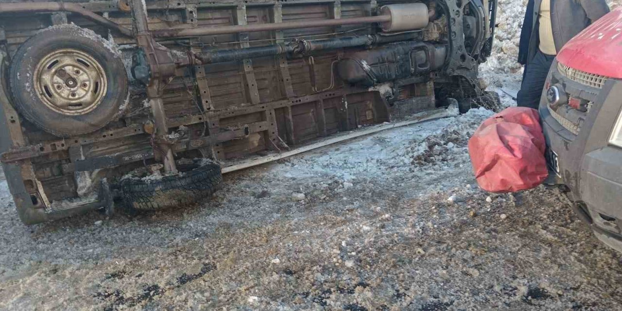 Hakkari’de öğretmen servisi devrildi: 12 yaralı