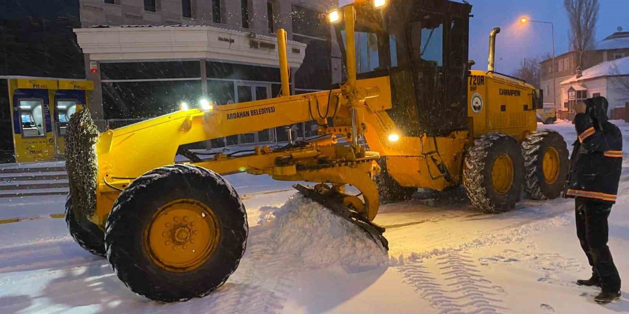 Ardahan’da yoğun kar ve tipiden bazı kara yolları ulaşıma kapatıldı