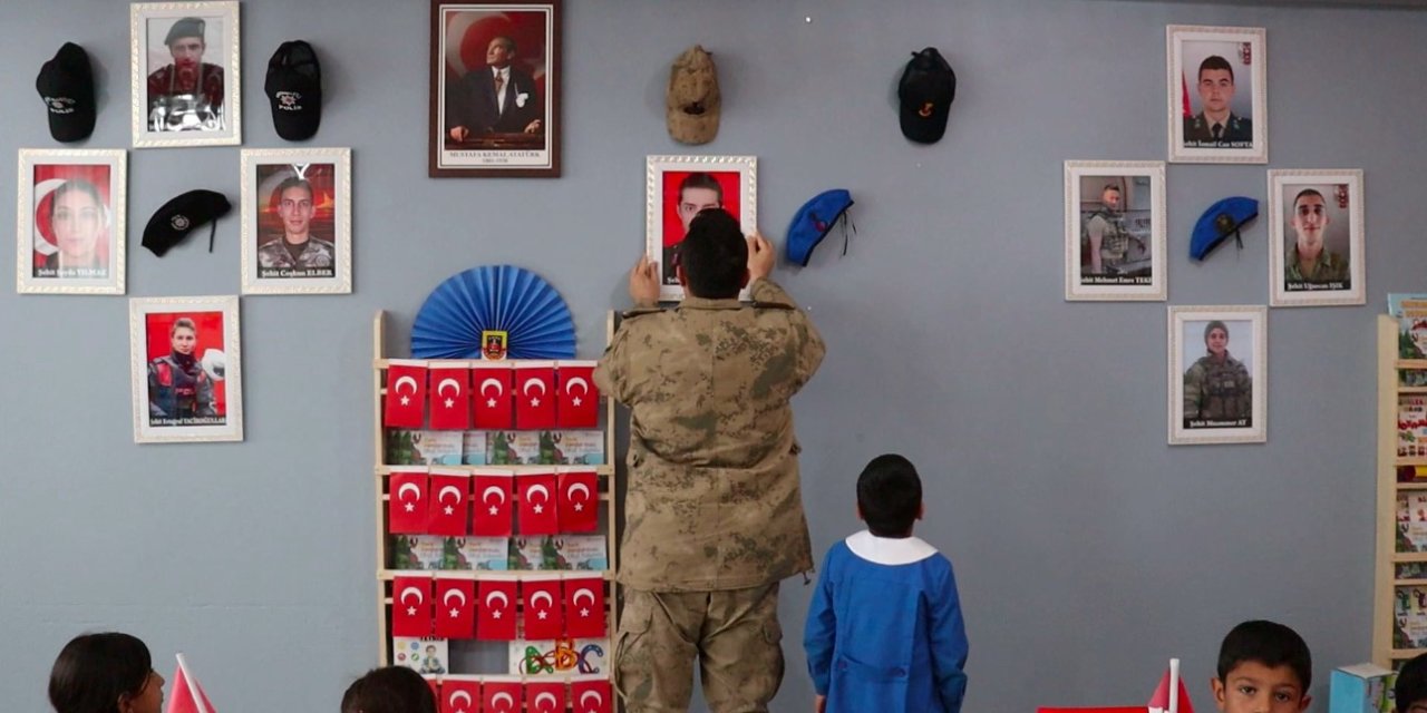 Ağrılı öğrenciler sınıf duvarlarını şehit resimleriyle süsledi