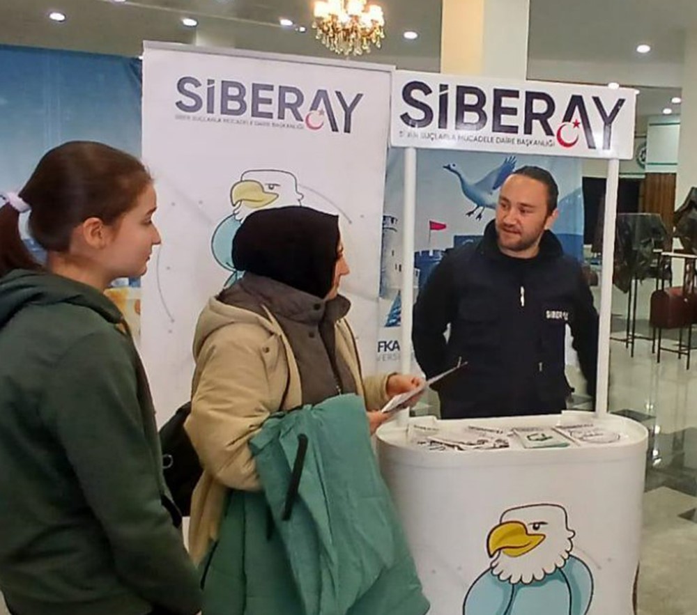 Kars’ta bin 80 öğrenciye siber suçlar anlatıldı