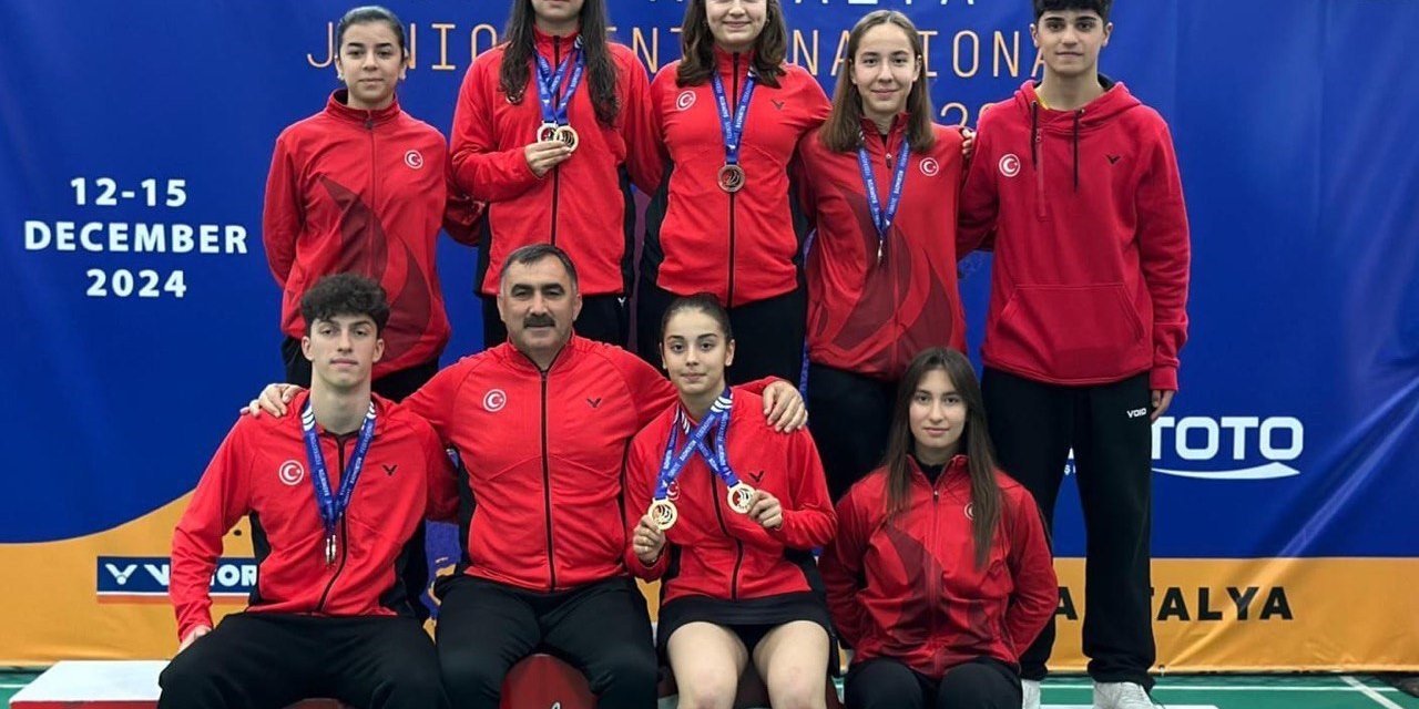 Erzincanlı genç badmintonculardan madalya yağmuru