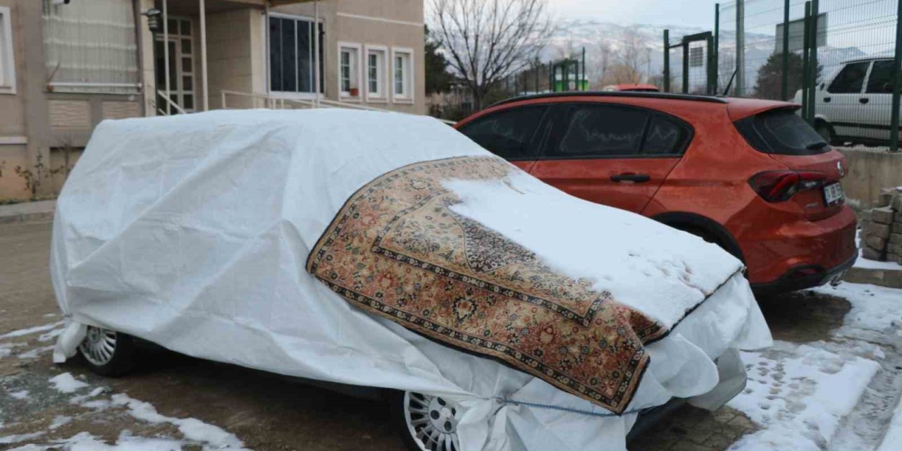 Erzincan’da araçlar soğuktan halı ve battaniyelerle korunuyor