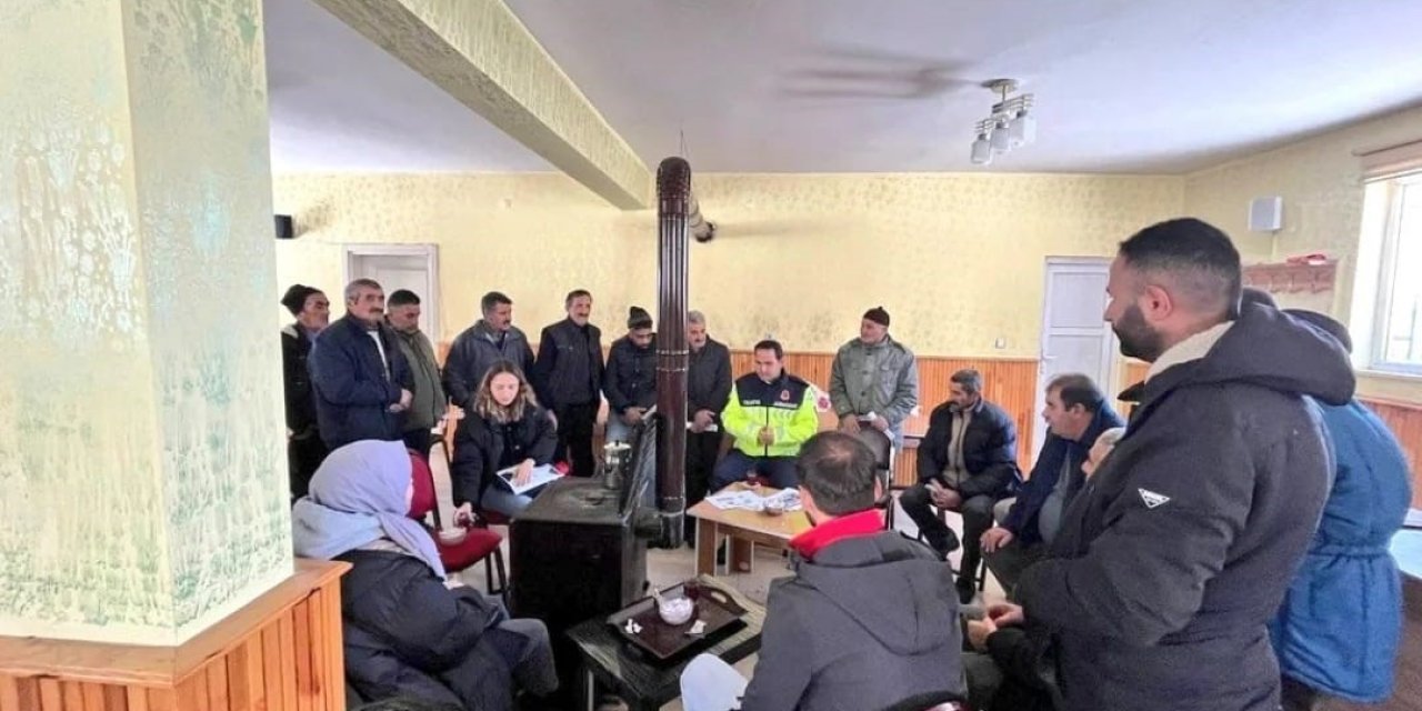 Kars’ta Jandarma, tarım aletleri için güvenlik işaretleri konusunda bilgilendirme yaptı