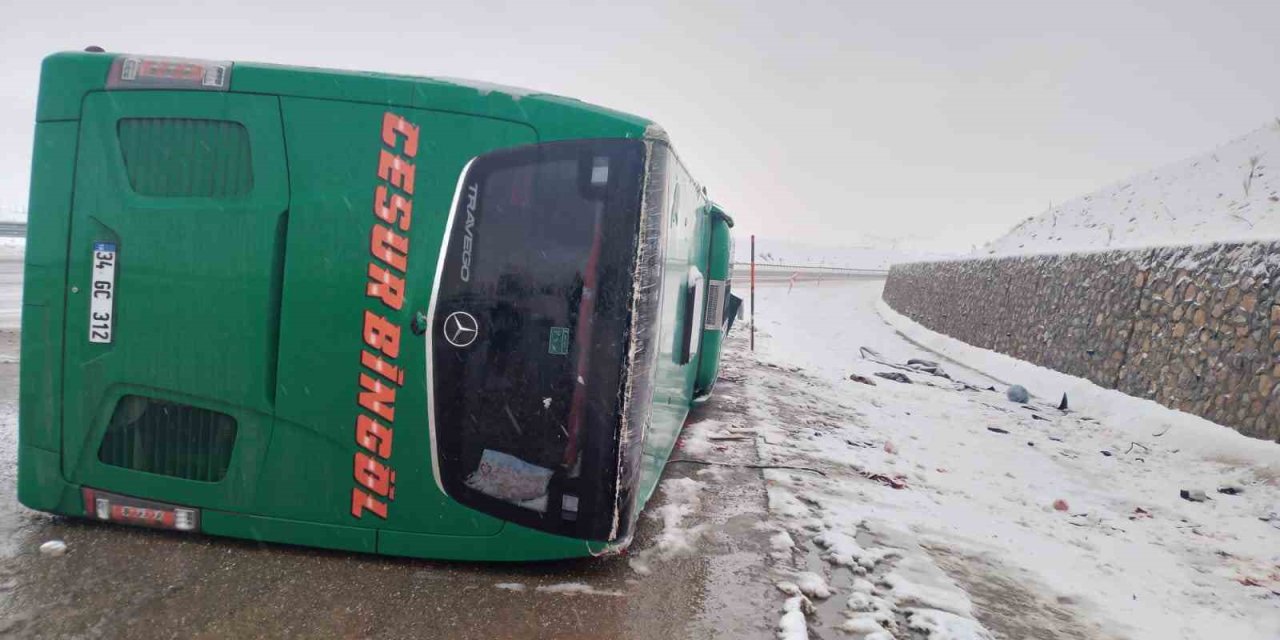 Bingöl’de yolcu otobüsü devrildi: 2 ölü, 16 yaralı