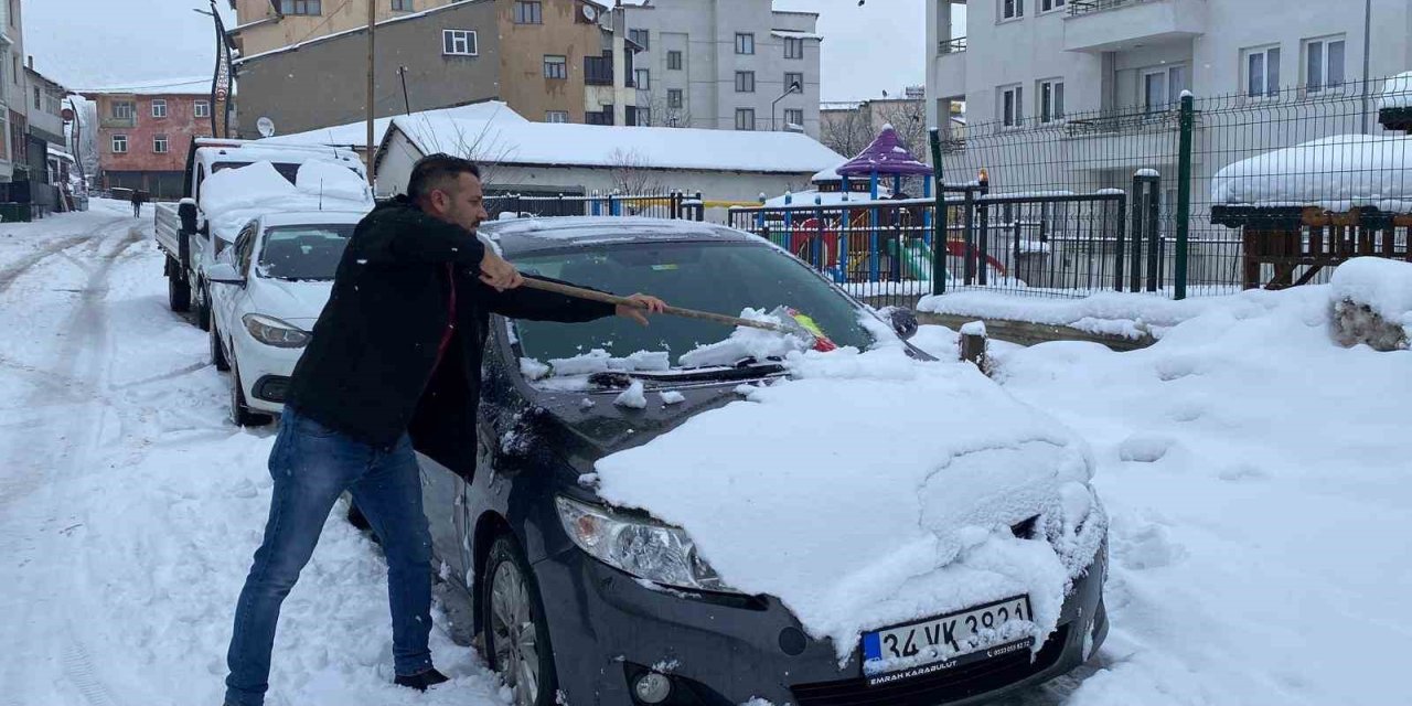 Karlıova’da kar esareti: Belediye ekipleri kar birikintilerini kamyonlarla taşıyor