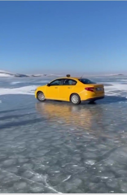 Karslı taksi sürücüsü buz tutan göl üzerine çıktı