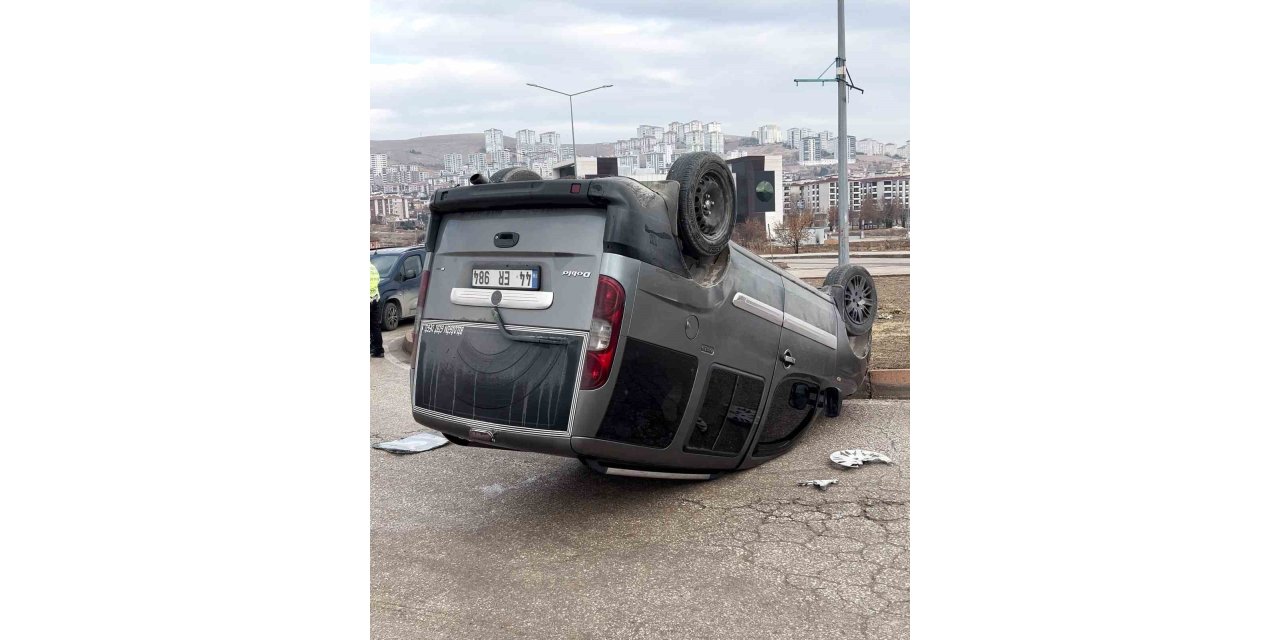 Elazığ’da otomobil ile hafif ticari araç çarpıştı, 1 kişi yaralandı