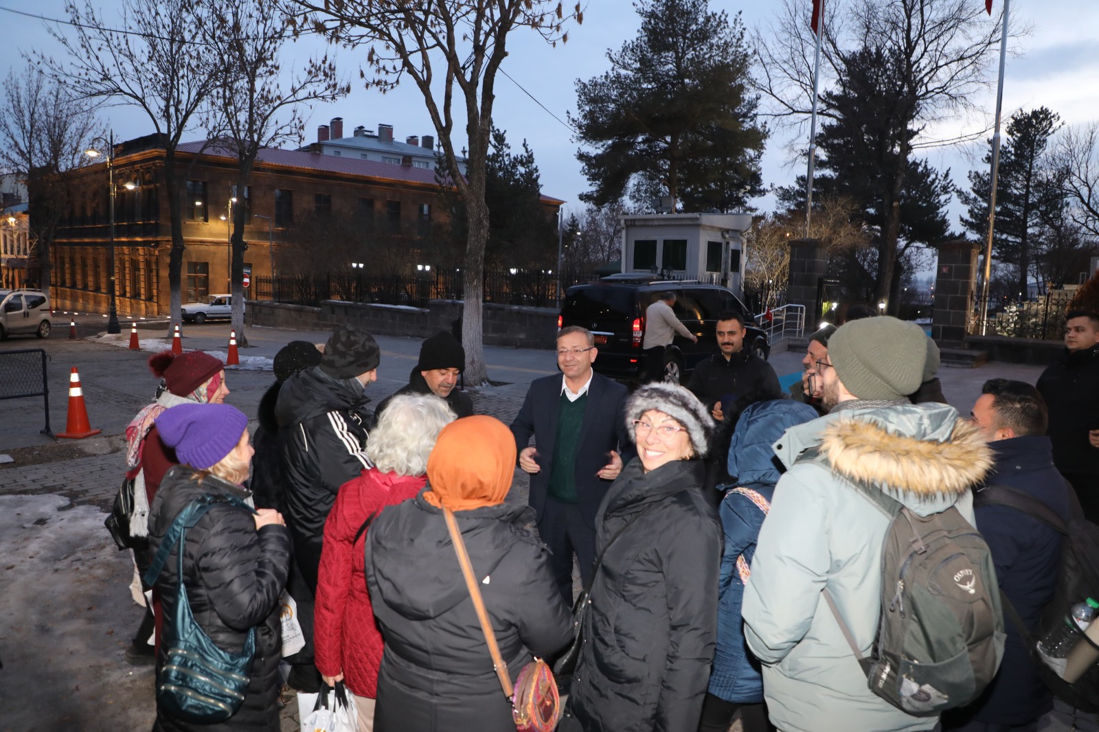 Vali Polat, Kars'a gelen turistlere rehberlik yaptı