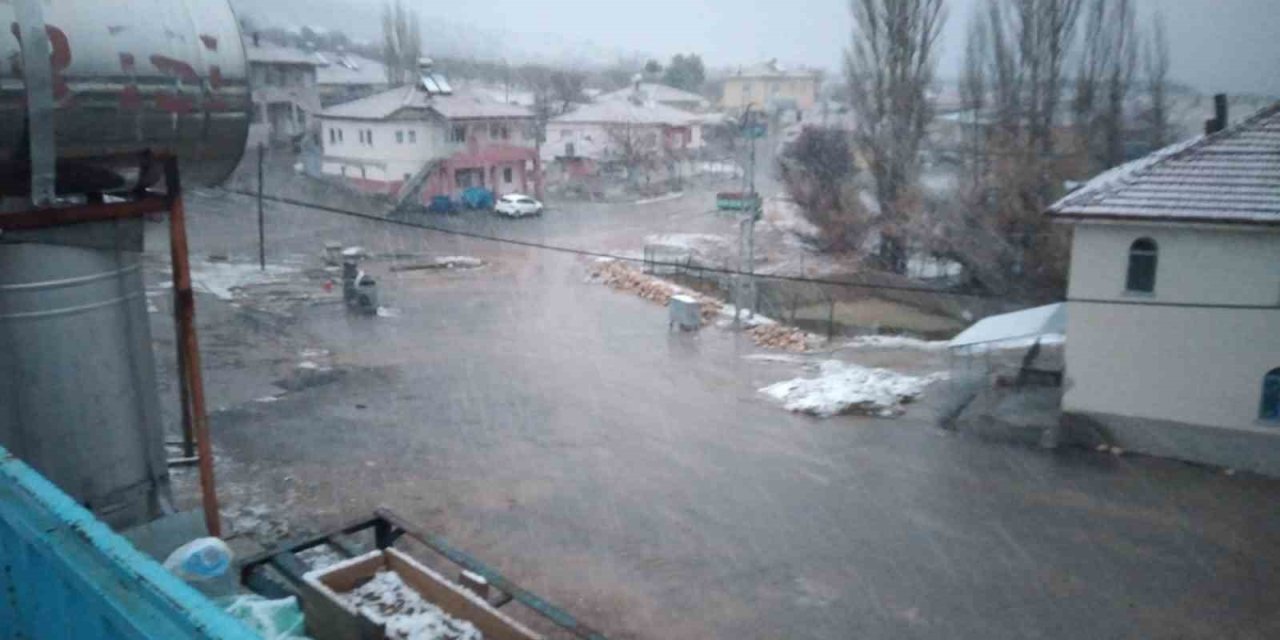 Malatya’da yüksek rakımlı bölgelerde kar yağışı etkili oldu