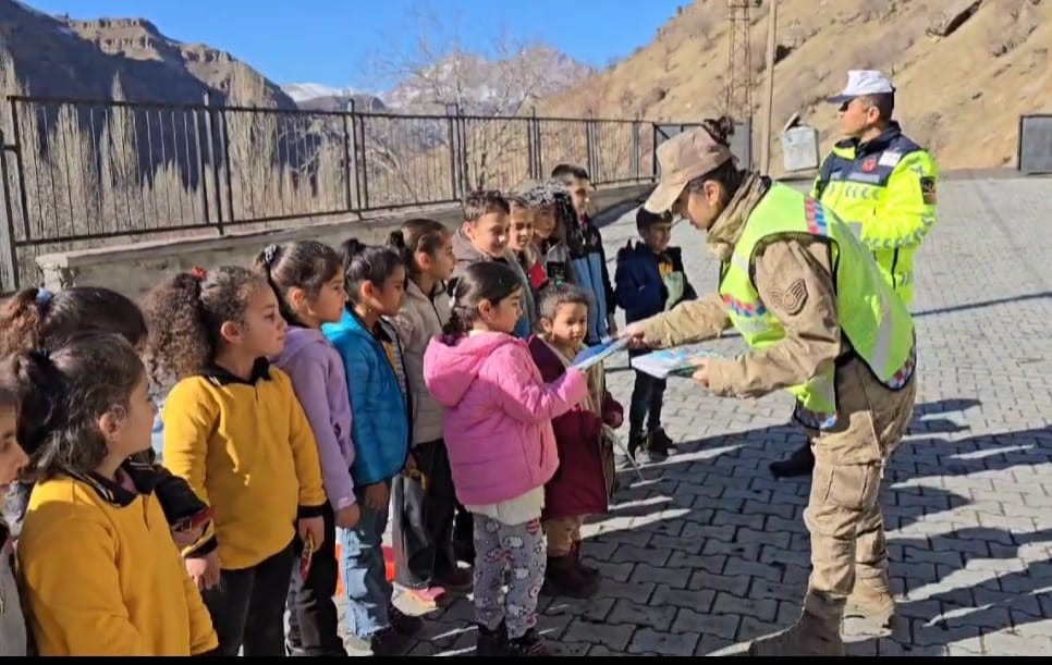 Hakkari’de jandarma ekipleri köydeki öğrencilere trafik eğitimi veriyor