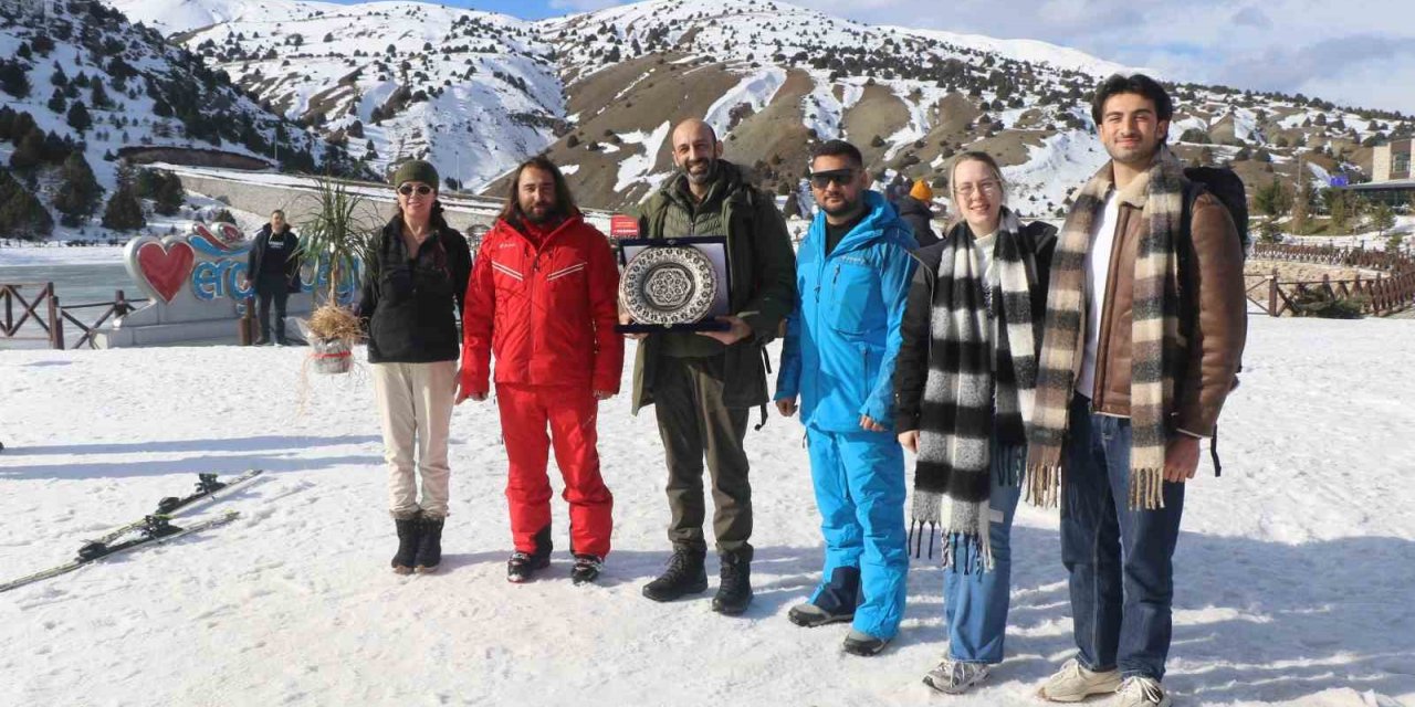 İngiltere’den Ergan Kayak Merkezine gelenler davul zurnayla karşılandı