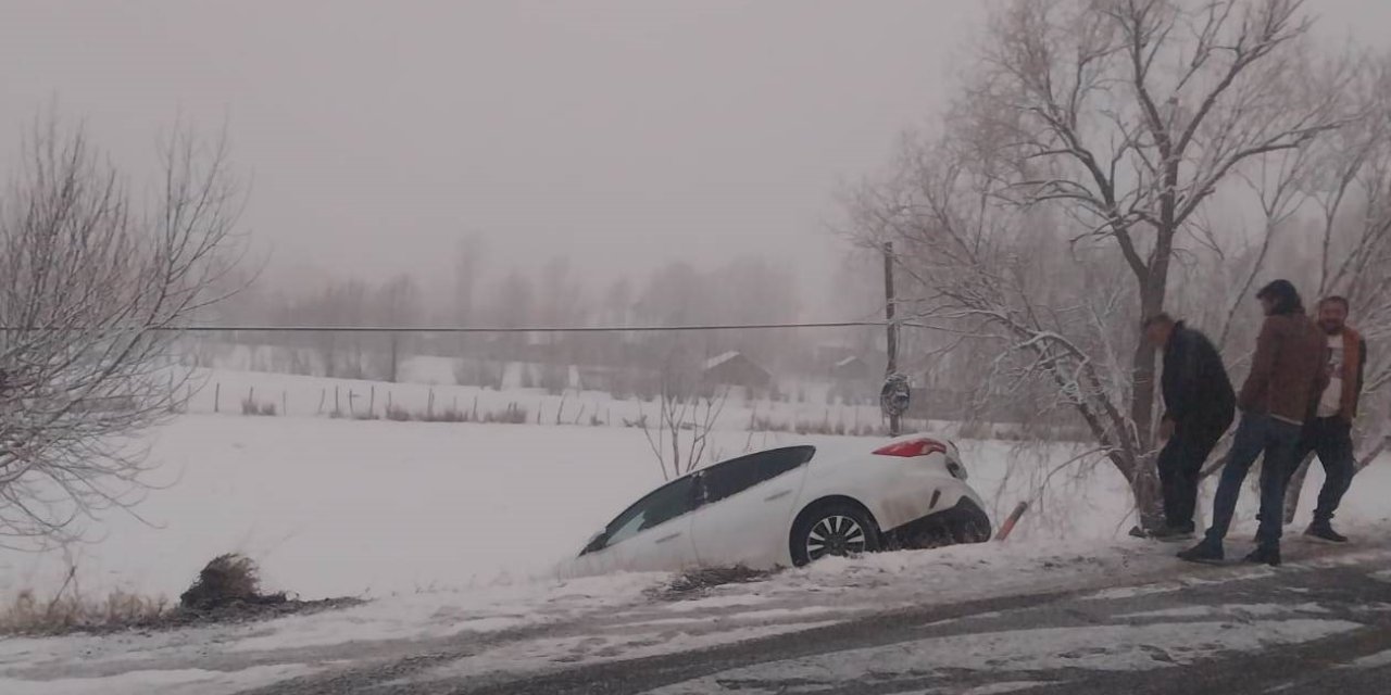 Muş’ta bir otomobil yağışın etkisi ile yoldan çıktı