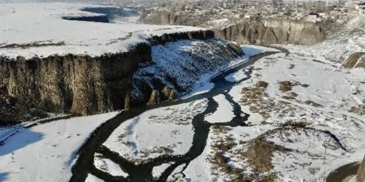 Murat nehri buz tuttu