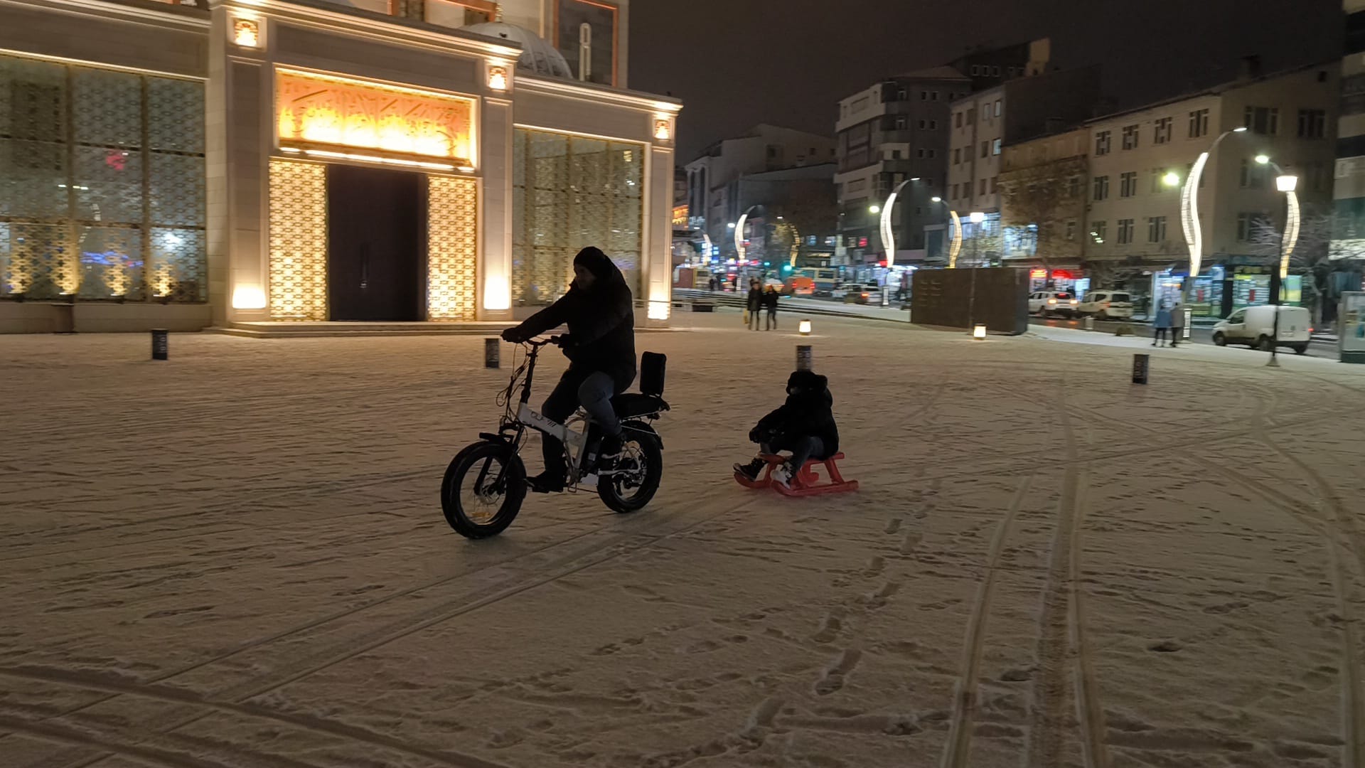 Kars'ta baba-oğul, karın keyfini çıkarttı