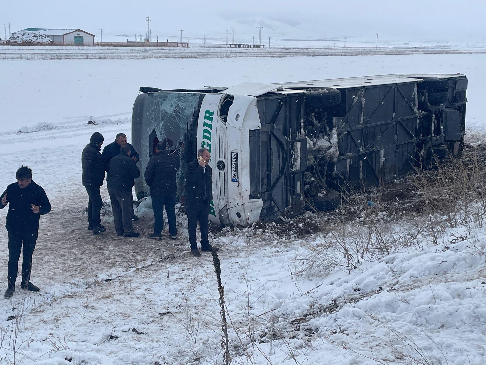 Kars'ta otobüs devrildi; 23 yaralı var...