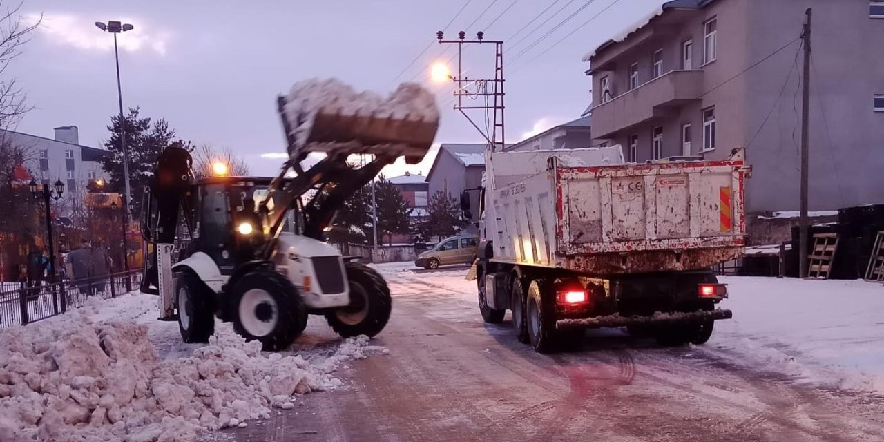 Arpaçay Belediyesi’nden kar temizliği