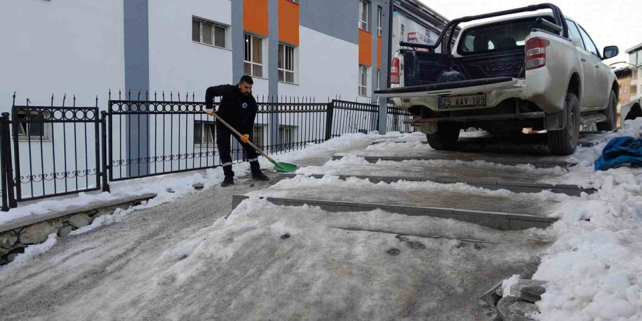 Hakkari’de Sibirya soğukları: Yollar ve merdivenler buz tuttu