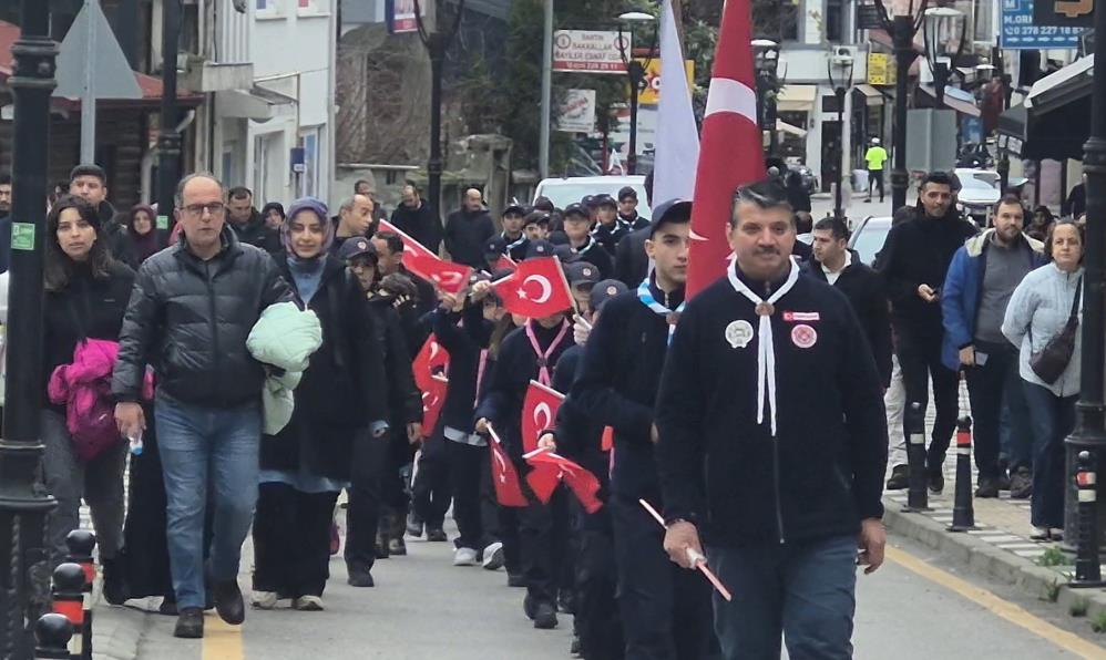 Sarıkamış şehitlerini 3.5 kilometrelik yol yürüyerek andılar