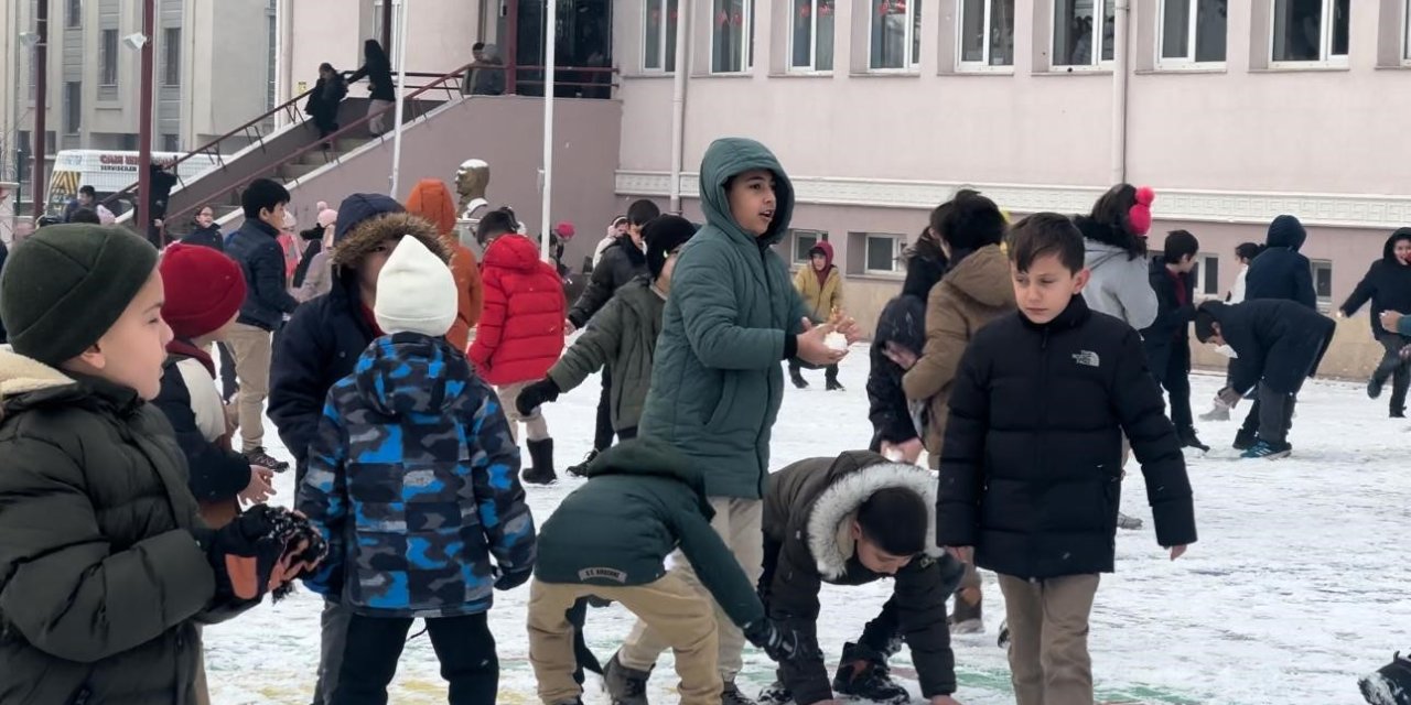 Kar yağışının etkili olduğu Erzincan’da okullarda kartopu şenliği yaşandı