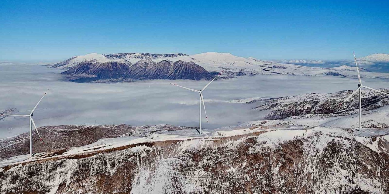 Bitlis’teki rüzgar güllerinin sisli dağlarla görüntüsü mest ediyor