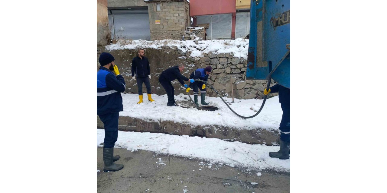 Dondurucu soğukta 11 kanalizasyon arızası giderildi