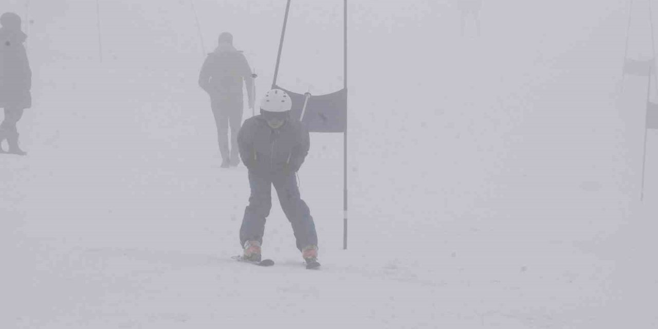 Bitlis’te “Alp Disiplini ve Snowboard İl Birinciliği Kayak Yarışması” yapıldı