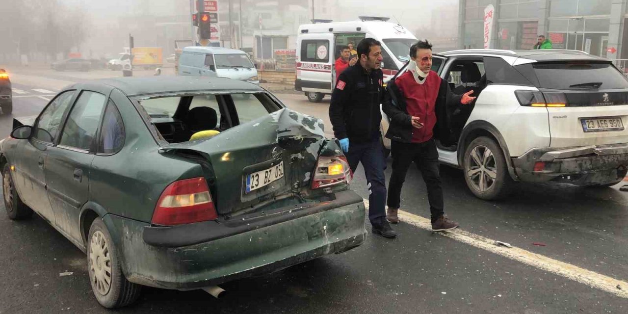 Yoğun sis ve buzlanma zincirleme kazayı beraberinde getirdi: 6 araç çarpıştı, 3 yaralı