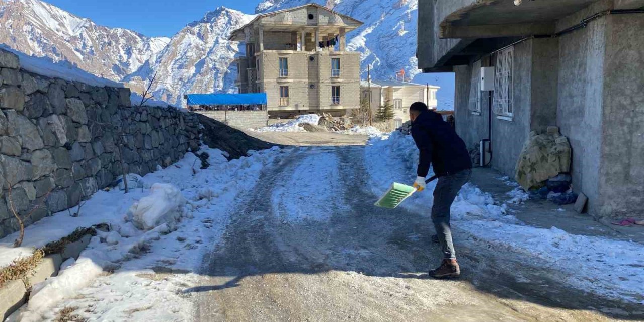 Hakkari’de buzla mücadele çalışmaları sürüyor