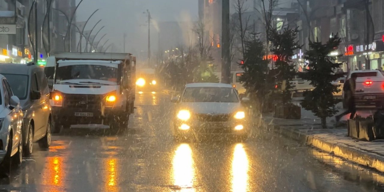 Yüksekova’da kar yağışı