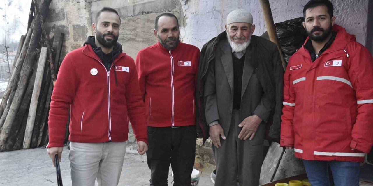 Bitlis’te Kızılay tarafından 1045 aileye gıda kolisi dağıttı