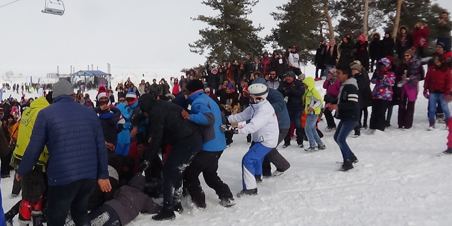 Eksi 15 derece soğukta kaşar kapmak için kıyasıya mücadele