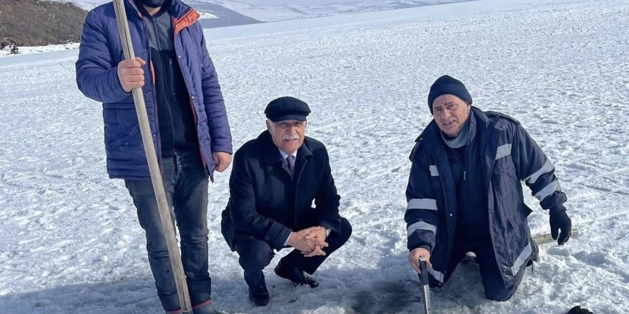 Çıldır Gölü’nde festival öncesi buz kalınlığı ölçüldü