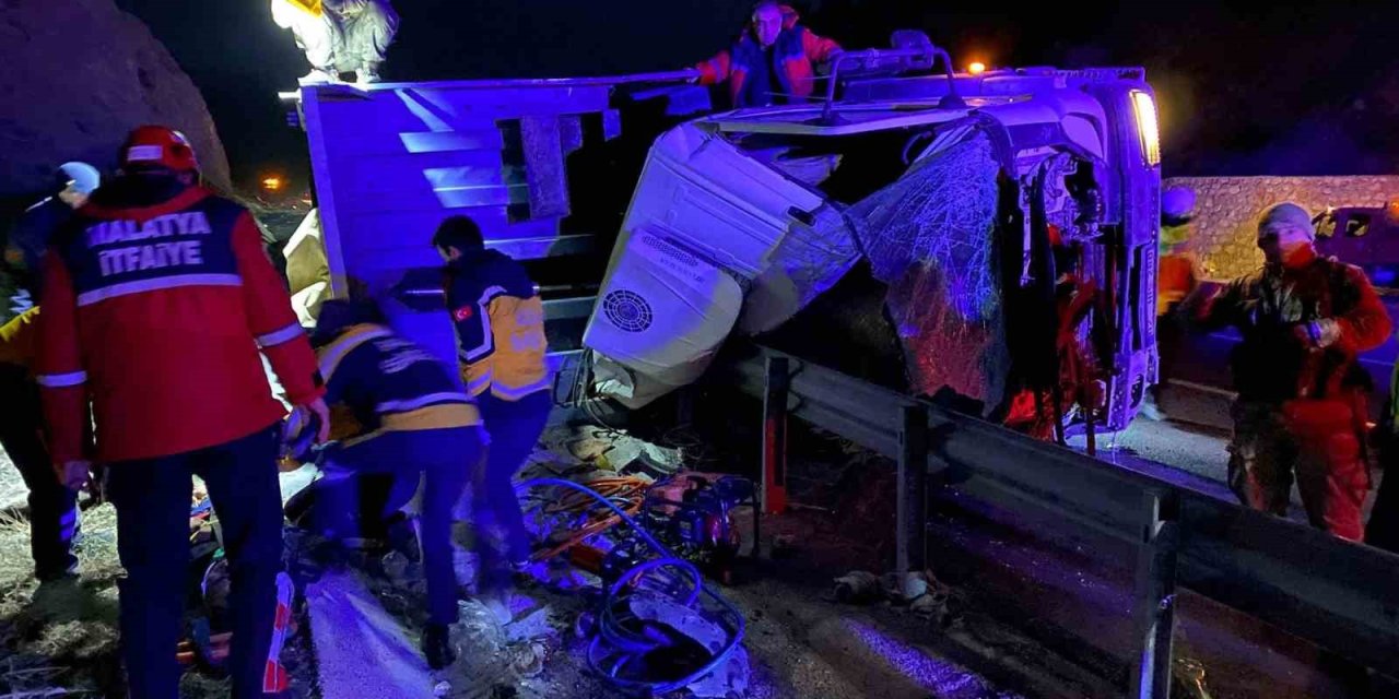 Malatya’da tır şarampole devrildi: 2 ölü, 1 yaralı