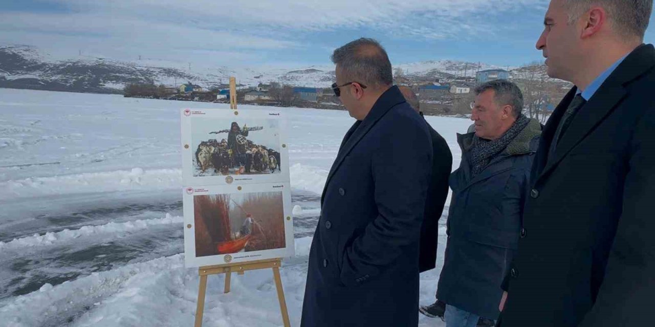 Donan göl üzerinde resim sergisi açıldı