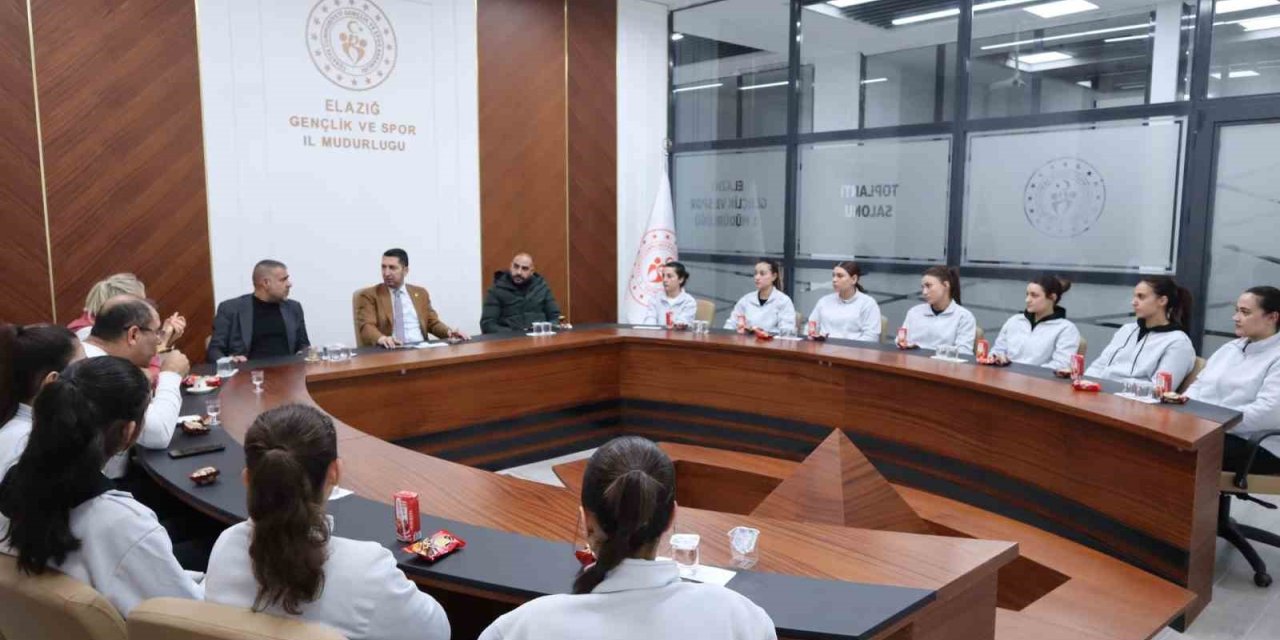 Elazığ Gençlik ve Spor hentbol takımı iddialı