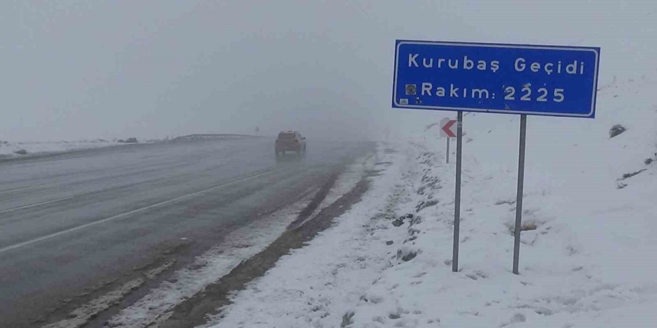 Van’da Kurubaş Geçidi’nde sis etkili oluyor