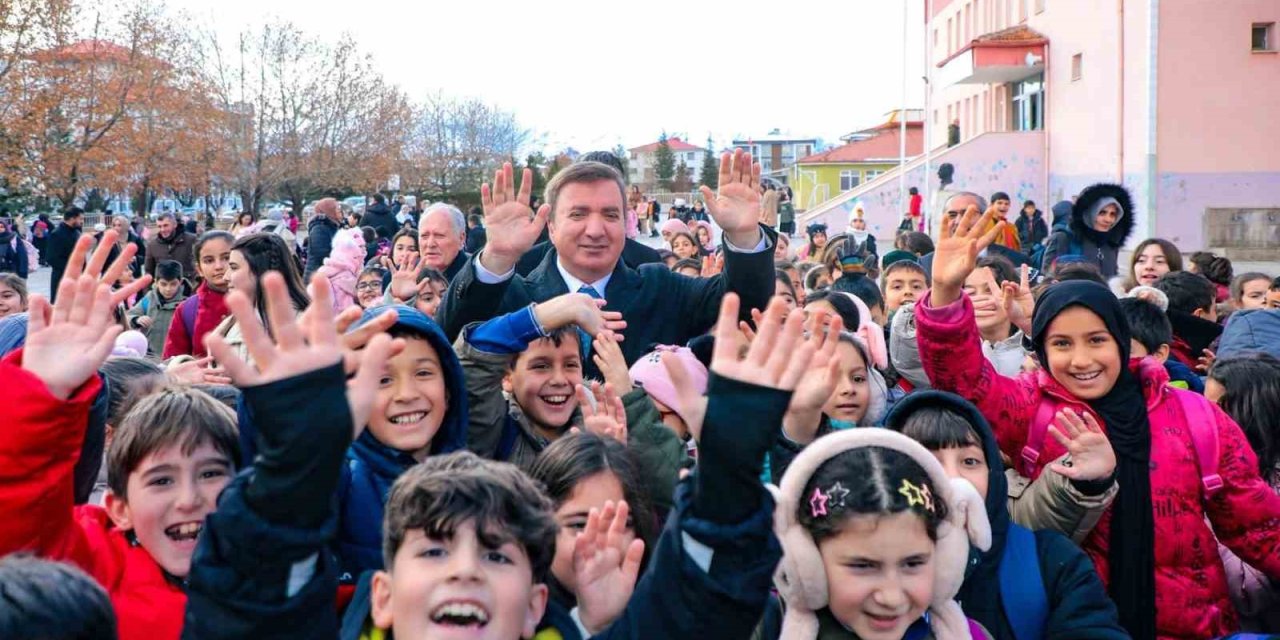 Vali Aydoğdu: “Kitaplar, size yoldaş olmaya hazır. Onların satırlarında hayallerinizi genişletin.”