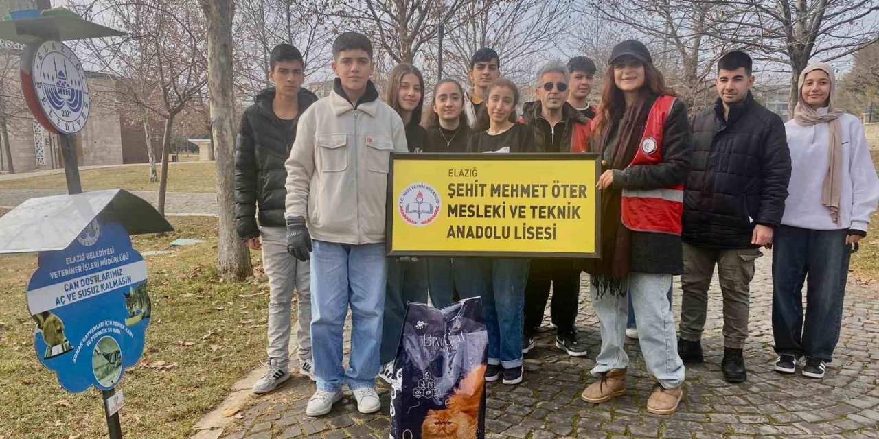 Öğrencilerden can dostlara su ve mama desteği