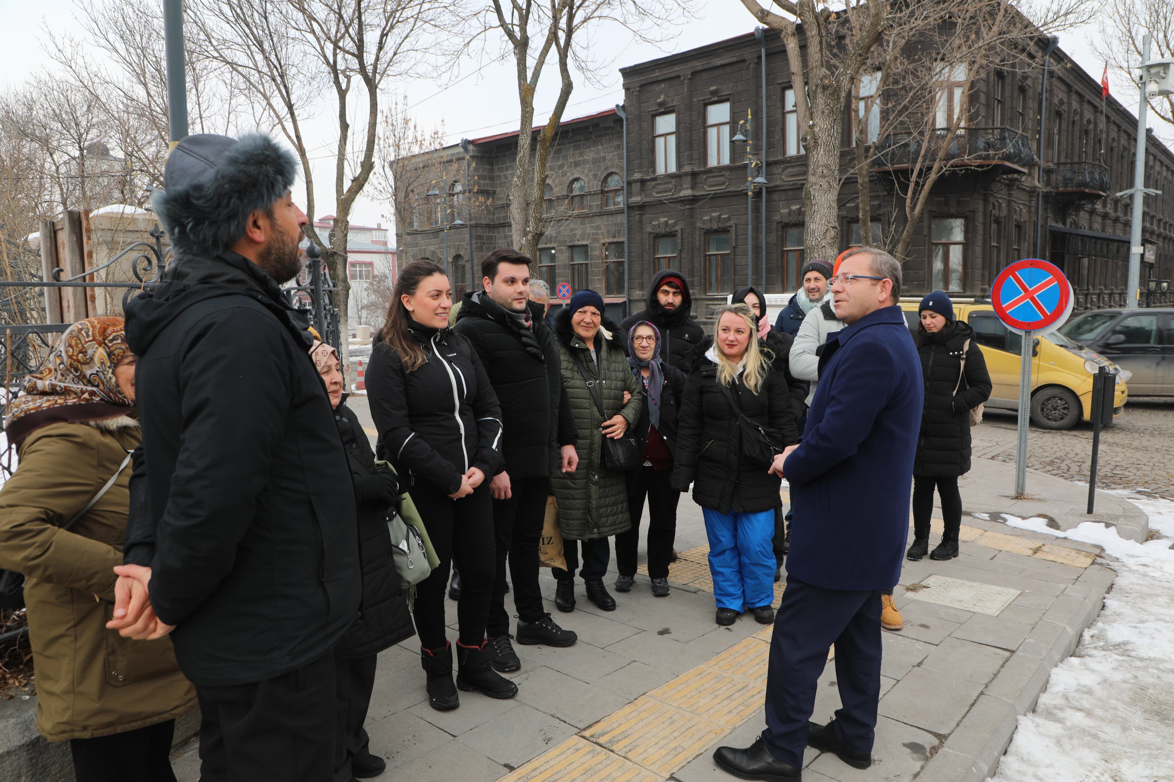 Vali Polat, Kars’ı tercih eden yerli turistlerle bir araya geldi