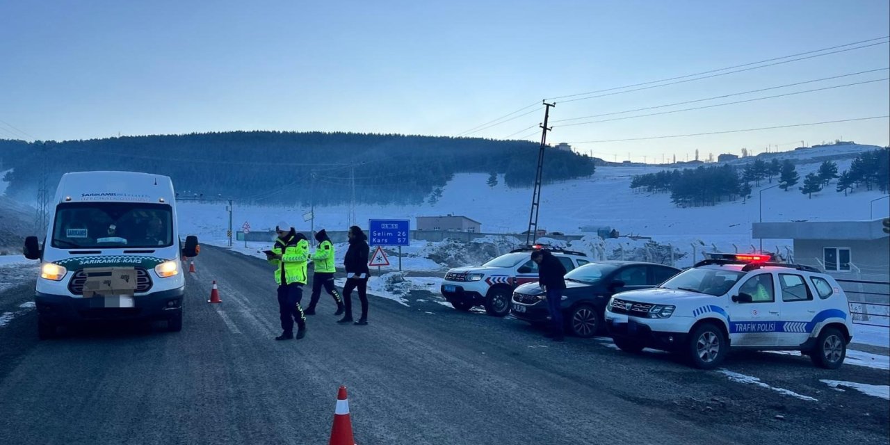 Kars’ta jandarma, şok yol uygulamalarını sürdürüyor